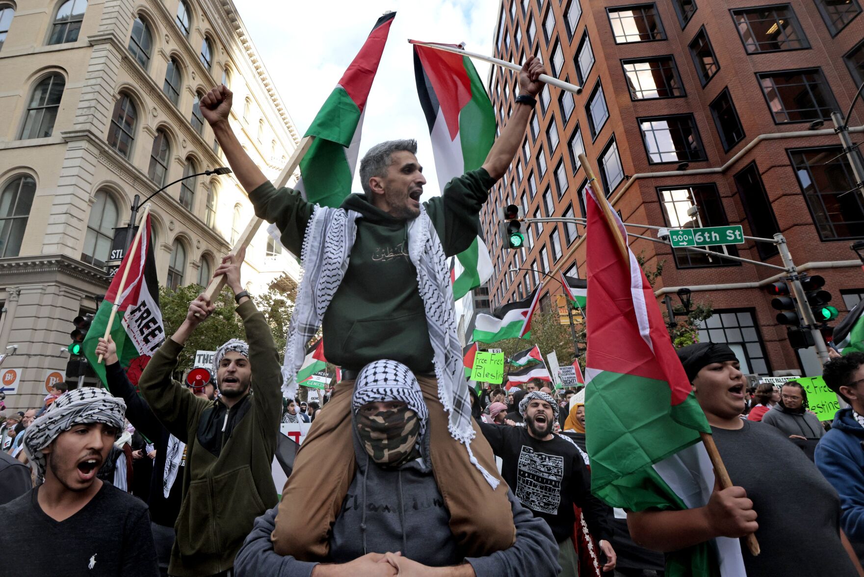 More than 1000 march demanding to end Israel-Hamas War